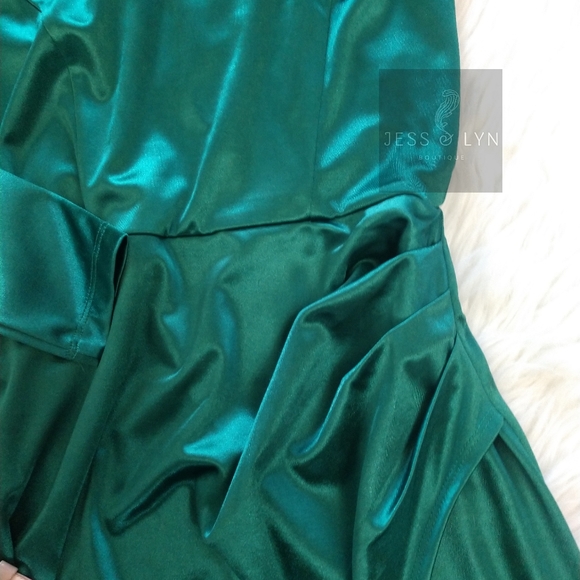 🆕Emerald Green Asymmetrical Evening Gown - Picture 3 of 15